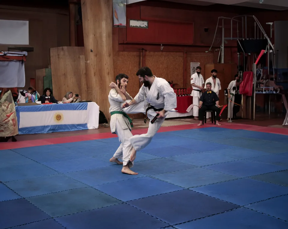 Dos competidores durante un encuentro de karate sobre el tatami.