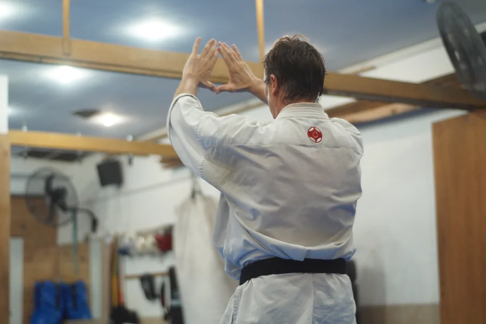 Practicante de espaldas ejecutando una secuencia de kata.