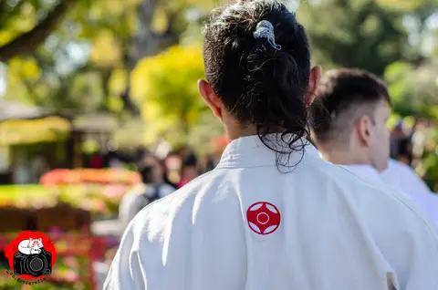 Llegada de los practicantes y público · Enbu en el Jardín Japonés 2024