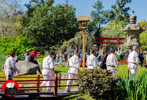 Llegada de los practicantes y público · Enbu en el Jardín Japonés 2024