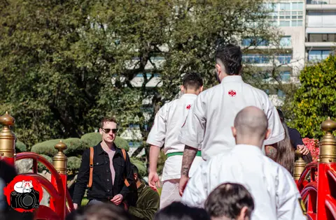 Llegada de los practicantes y público · Enbu en el Jardín Japonés 2024