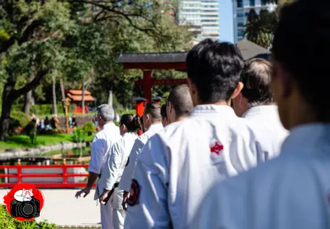 Llegada de los practicantes y público · Enbu en el Jardín Japonés 2024