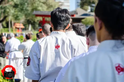 Llegada de los practicantes y público · Enbu en el Jardín Japonés 2024