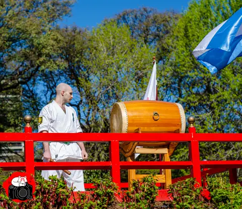 Taiko y bandera de Japón · Enbu en el Jardín Japonés 2024