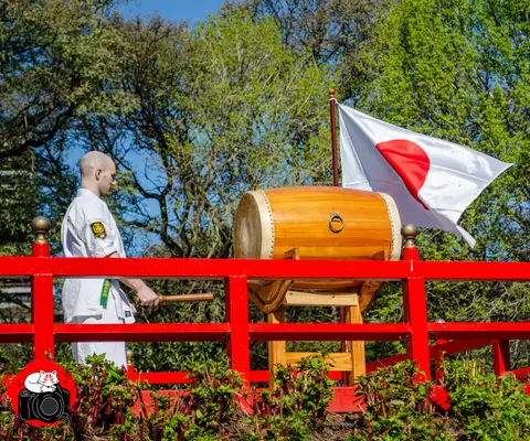 Taiko y bandera de Japón · Enbu en el Jardín Japonés 2024