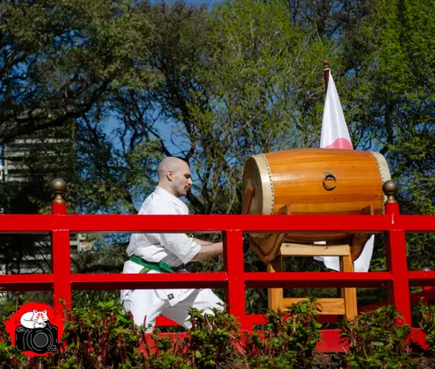 Taiko y bandera de Japón · Enbu en el Jardín Japonés 2024