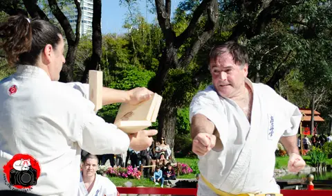 Tameshiwari con tablas · Enbu en el Jardín Japonés 2024