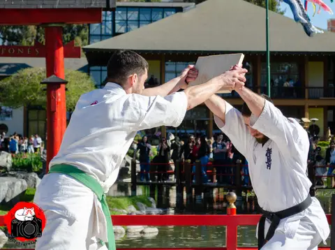 Tameshiwari con tablas · Enbu en el Jardín Japonés 2024
