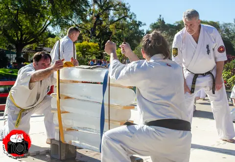 Tameshiwari con barras de hielo · Enbu en el Jardín Japonés 2024