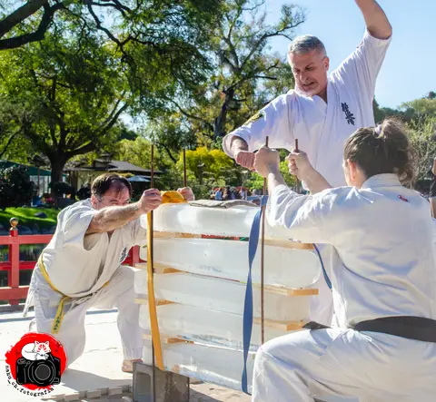 Tameshiwari con barras de hielo · Enbu en el Jardín Japonés 2024