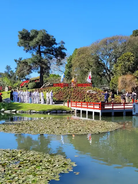 Escenario junto al lago · Enbu en el Jardín Japonés 2024