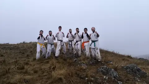 Foto grupal en el cerro · Winter Camp 2025