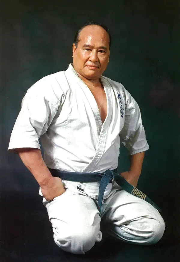 Retrato de Sosai Mas Oyama sentado en seiza, con karategi y cinturón.